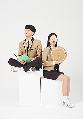 포토 JPG 스튜디오촬영 전신 학생 응시 여학생 여자 교육 남자 교복 남학생 시계 모션 청소년 여고생 고등학생 실내 들기 누끼 사람 두명 앞모습 옆모습 10대 책 십대라이프스타일 한국인 청소년교육 교과서 흰배경 가부좌 문제집 6시 십대만 남고생 고등교육 국내포토 라이프스타일 시선 옷 뷰포인트 백그라운드 교재 앉기 동양인 내부 흰색 시간 파일형식