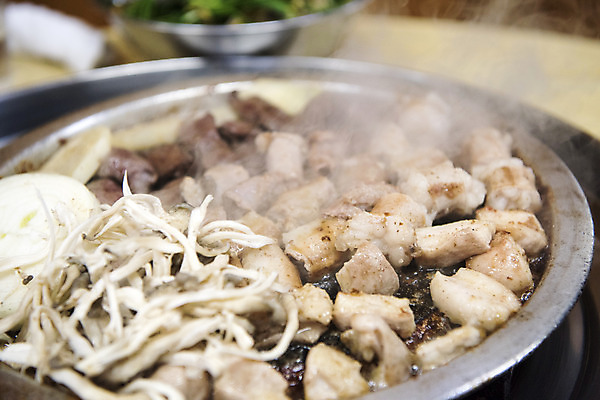 포토 JPG 음식 양파 감자 실내 근접촬영 사람없음 식당 버섯 구이 안주 기호식품 불판 곱창 막창 대창 염통 특수부위 국내포토 뷰포인트 채소 육류 내부 상점 부위 파일형식