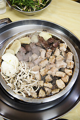 포토 JPG 음식 양파 감자 실내 사람없음 식당 버섯 구이 안주 기호식품 불판 곱창 막창 대창 염통 특수부위 국내포토 채소 육류 내부 상점 부위 파일형식