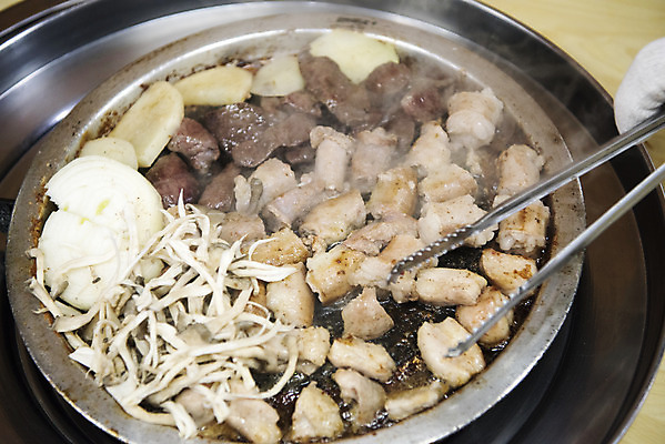 포토 JPG 손 음식 양파 감자 실내 집게 신체부위 식당 버섯 구이 안주 기호식품 불판 곱창 막창 대창 염통 특수부위 국내포토 채소 육류 사람 내부 상점 부위 파일형식