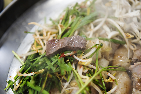 포토 JPG 음식 실내 근접촬영 사람없음 구이 안주 기호식품 불판 부추 곱창 막창 대창 염통 특수부위 국내포토 뷰포인트 채소 육류 내부 부위 파일형식