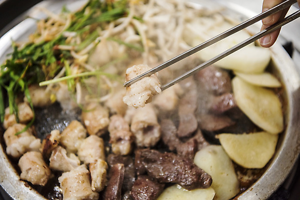 포토 JPG 손 음식 젓가락 감자 실내 들기 신체부위 식당 안주 기호식품 불판 부추 곱창 막창 대창 염통 특수부위 국내포토 채소 모션 수저 육류 사람 내부 상점 부위 파일형식