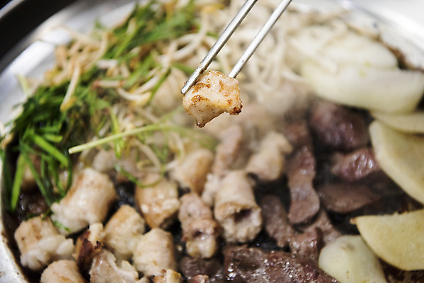 포토 JPG 음식 젓가락 양파 감자 실내 들기 사람없음 구이 안주 기호식품 불판 부추 곱창 막창 대창 염통 특수부위 국내포토 채소 모션 수저 육류 내부 부위 파일형식