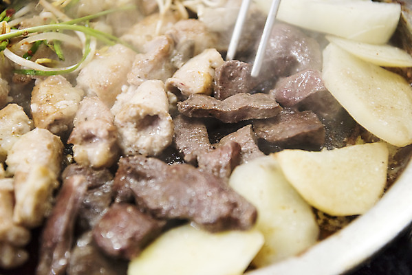 포토 JPG 음식 젓가락 감자 실내 근접촬영 사람없음 구이 안주 기호식품 곱창 막창 대창 염통 특수부위 국내포토 뷰포인트 채소 수저 육류 내부 부위 파일형식