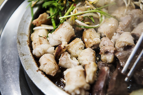 포토 JPG 음식 젓가락 실내 근접촬영 사람없음 식당 구이 안주 기호식품 불판 부추 곱창 막창 대창 염통 특수부위 국내포토 뷰포인트 채소 수저 육류 내부 상점 부위 파일형식