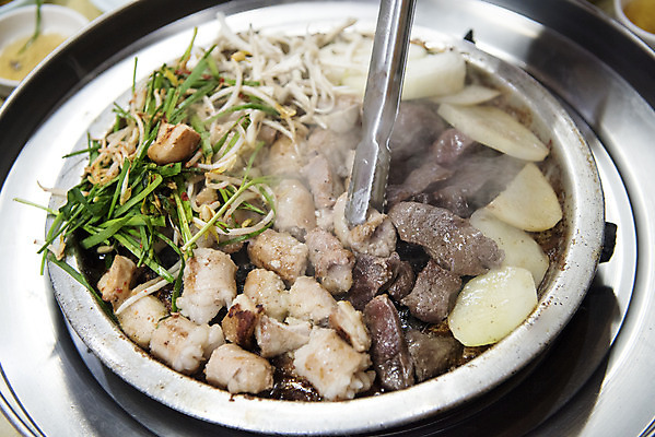 포토 JPG 음식 양파 감자 실내 집게 사람없음 식당 구이 안주 기호식품 불판 부추 곱창 막창 대창 염통 특수부위 국내포토 채소 육류 내부 상점 부위 파일형식