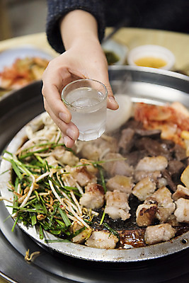 포토 JPG 손 음식 술잔 실내 들기 신체부위 식당 구이 안주 기호식품 부추 소주 곱창 막창 대창 염통 특수부위 국내포토 채소 모션 잔 주류 육류 사람 내부 상점 부위 파일형식