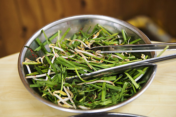 포토 JPG 반찬 실내 집게 사람없음 식당 양념 부추 부추무침 숙주 국내포토 음식 채소 내부 상점 무침 파일형식