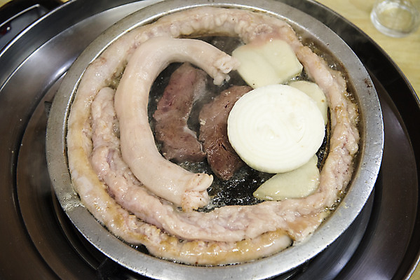 포토 JPG 음식 양파 감자 실내 사람없음 식당 굽기 구이 안주 기호식품 곱창 대창 특수부위 국내포토 채소 육류 내부 상점 부위 파일형식