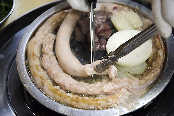 포토 JPG 손 음식 양파 감자 실내 집게 신체부위 식당 자르기 구이 안주 기호식품 가위질 곱창 특수부위 국내포토 채소 모션 가위_도구 육류 사람 내부 상점 부위 파일형식