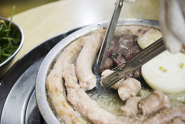 포토 JPG 손 음식 양파 실내 집게 신체부위 식당 자르기 구이 안주 기호식품 가위질 곱창 대창 특수부위 국내포토 채소 모션 가위_도구 육류 사람 내부 상점 부위 파일형식