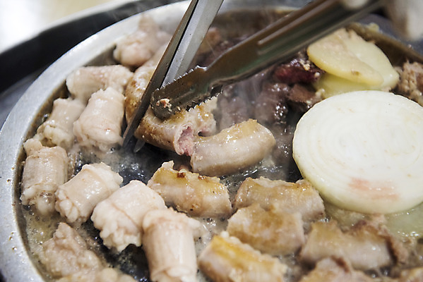 포토 JPG 음식 양파 감자 실내 집게 근접촬영 사람없음 식당 구이 안주 기호식품 가위질 곱창 대창 특수부위 국내포토 뷰포인트 채소 가위_도구 육류 내부 상점 부위 파일형식