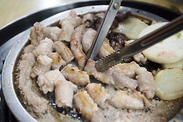 포토 JPG 음식 양파 감자 실내 집게 근접촬영 사람없음 자르기 구이 안주 기호식품 가위질 곱창 대창 특수부위 국내포토 뷰포인트 채소 모션 가위_도구 육류 내부 부위 파일형식