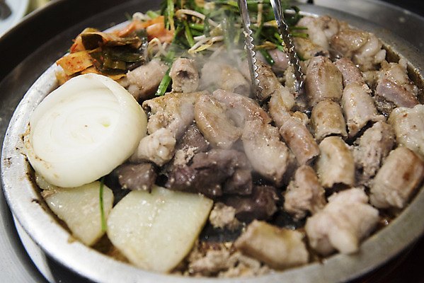 포토 JPG 음식 양파 감자 실내 집게 사람없음 식당 구이 안주 기호식품 곱창 특수부위 국내포토 채소 육류 내부 상점 부위 파일형식