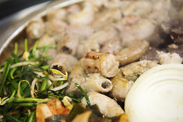 포토 JPG 음식 실내 근접촬영 사람없음 아웃포커스 식당 구이 안주 기호식품 곱창 대창 특수부위 국내포토 뷰포인트 촬영기법 육류 내부 상점 부위 파일형식