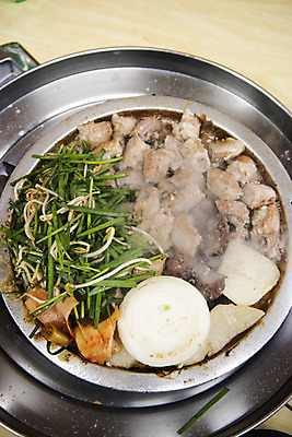 포토 JPG 음식 양파 감자 실내 사람없음 하이앵글 식당 구이 안주 기호식품 부추 곱창 대창 특수부위 국내포토 뷰포인트 채소 육류 내부 상점 부위 파일형식