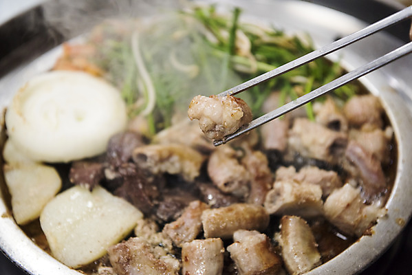 포토 JPG 음식 젓가락 양파 감자 실내 사람없음 아웃포커스 식당 구이 안주 기호식품 부추 곱창 특수부위 국내포토 채소 촬영기법 수저 육류 내부 상점 부위 파일형식