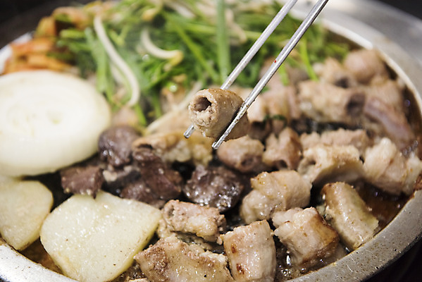 포토 JPG 음식 젓가락 양파 감자 실내 근접촬영 사람없음 구이 안주 기호식품 부추 곱창 대창 특수부위 국내포토 뷰포인트 채소 수저 육류 내부 부위 파일형식