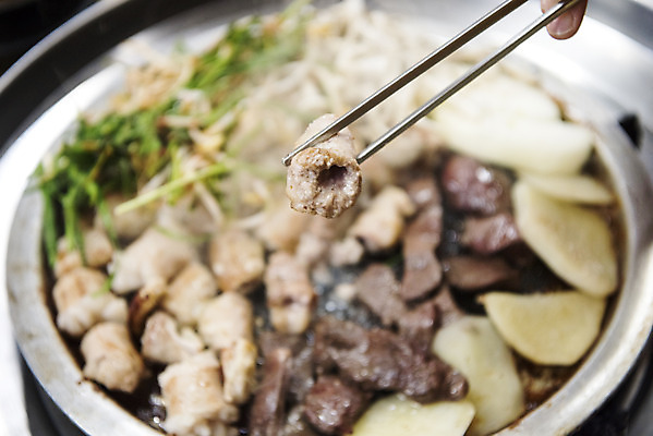 포토 JPG 손 음식 젓가락 양파 감자 실내 신체부위 안주 기호식품 부추 곱창 대창 특수부위 국내포토 채소 수저 육류 사람 내부 부위 파일형식