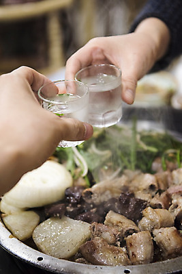 포토 JPG 손 음식 술잔 양파 주류 실내 근접촬영 신체부위 구이 안주 건배 기호식품 부추 소주 곱창 대창 특수부위 국내포토 음료 뷰포인트 채소 잔 육류 사람 내부 부위 파일형식