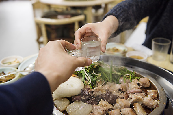 포토 JPG 손 음식 술잔 주류 실내 신체부위 식당 구이 안주 건배 기호식품 부추 소주 곱창 대창 특수부위 국내포토 음료 채소 잔 육류 사람 내부 상점 부위 파일형식