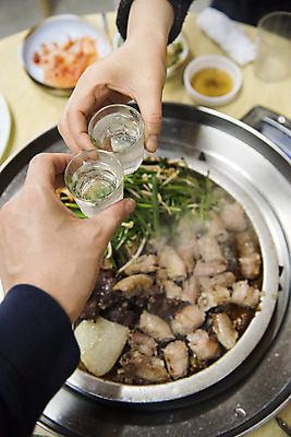 포토 JPG 손 음식 술잔 실내 신체부위 식당 구이 안주 건배 기호식품 부추 소주 곱창 대창 특수부위 국내포토 채소 잔 주류 육류 사람 내부 상점 부위 파일형식