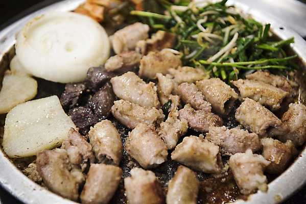 포토 JPG 음식 양파 실내 근접촬영 사람없음 구이 안주 기호식품 부추 곱창 대창 특수부위 국내포토 뷰포인트 채소 육류 내부 부위 파일형식