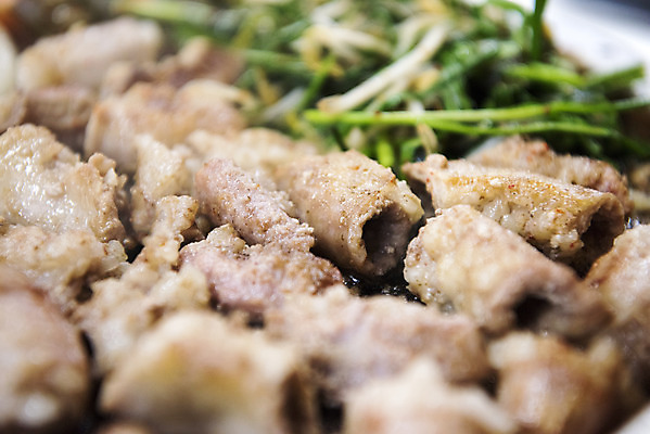 포토 JPG 음식 실내 근접촬영 사람없음 아웃포커스 구이 안주 기호식품 부추 곱창 대창 특수부위 국내포토 뷰포인트 채소 촬영기법 육류 내부 부위 파일형식