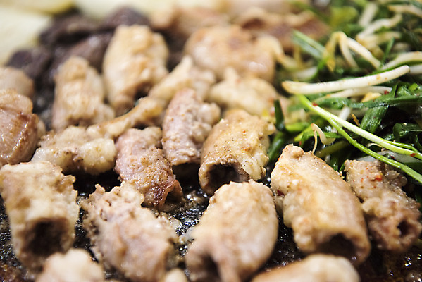 포토 JPG 음식 실내 근접촬영 사람없음 구이 안주 기호식품 부추 곱창 대창 특수부위 국내포토 뷰포인트 채소 육류 내부 부위 파일형식