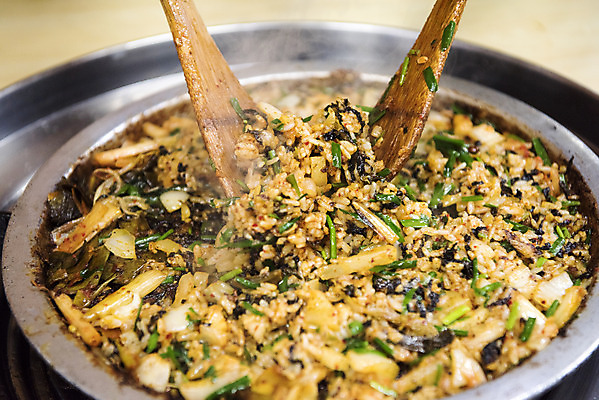 포토 JPG 음식 밥 실내 근접촬영 사람없음 안주 기호식품 뒤집개 볶음밥 곱창 특수부위 국내포토 뷰포인트 주방용품 육류 내부 부위 파일형식