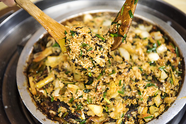 포토 JPG 음식 밥 실내 근접촬영 사람없음 안주 기호식품 뒤집개 볶음밥 곱창 국내포토 뷰포인트 주방용품 육류 내부 파일형식