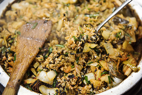 포토 JPG 음식 밥 실내 사람없음 숟가락 안주 기호식품 뒤집개 볶음밥 곱창 특수부위 국내포토 주방용품 수저 육류 내부 부위 파일형식