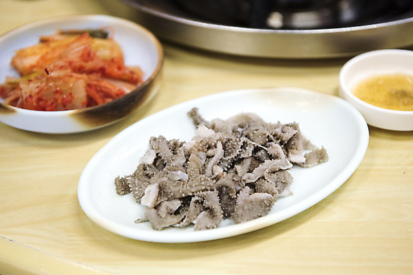 포토 JPG 접시 음식 반찬 김치 실내 사람없음 식당 안주 기호식품 곱창 특수부위 국내포토 식기 한식 육류 내부 상점 부위 파일형식