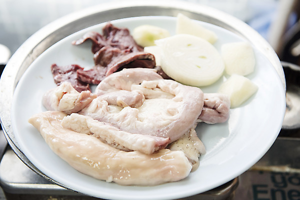 포토 JPG 접시 음식 양파 실내 사람없음 다양 안주 기호식품 곱창 대창 모듬 염통 특수부위 국내포토 식기 다수 채소 육류 내부 부위 파일형식