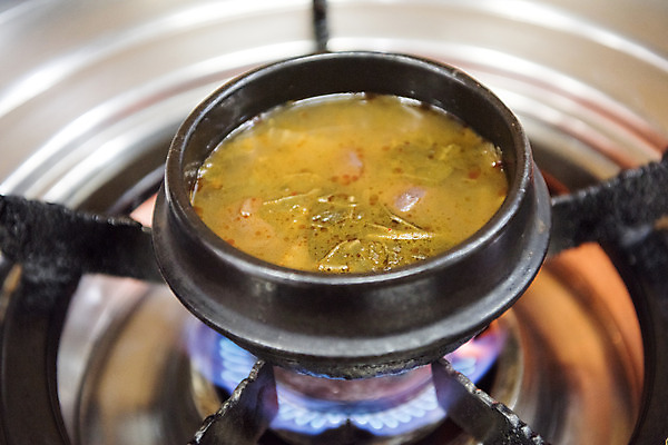 포토 JPG 음식 불 실내 근접촬영 사람없음 버너 안주 뚝배기 기호식품 곱창 끓이기 선지해장국 해장국 국내포토 자연요소 한식 뷰포인트 모션 육류 내부 국 파일형식