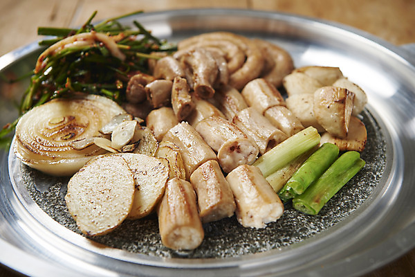 포토 JPG 스튜디오촬영 음식 양파 감자 실내 사람없음 다양 구이 안주 기호식품 부추 곱창 대파 대창 모듬 특수부위 국내포토 다수 채소 육류 내부 파 부위 파일형식