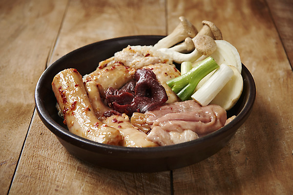 포토 JPG 스튜디오촬영 음식 재료 양파 감자 실내 사람없음 버섯 다양 양념 고추장 사기그릇 안주 기호식품 곱창 대파 대창구이 막창구이 모듬 양념곱창 특수부위 나무배경 국내포토 그릇 다수 백그라운드 채소 육류 내부 구이 파 부위 막창 대창 파일형식