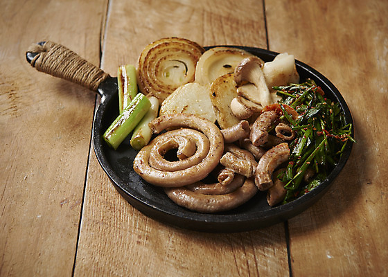 포토 JPG 스튜디오촬영 음식 양파 감자 실내 사람없음 버섯 다양 프라이팬 구이 안주 기호식품 부추 곱창 대파 모듬 양념곱창 특수부위 나무배경 국내포토 다수 백그라운드 채소 주방용품 육류 내부 파 부위 파일형식