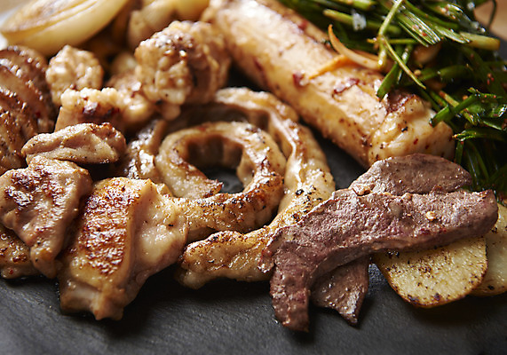 포토 JPG 스튜디오촬영 음식 양파 감자 실내 근접촬영 사람없음 다양 구이 안주 기호식품 부추 곱창 대창구이 막창구이 모듬 양념곱창 특수부위 국내포토 뷰포인트 다수 채소 육류 내부 부위 막창 대창 파일형식