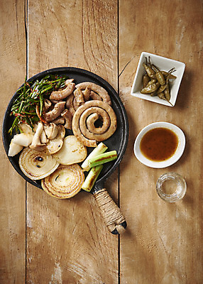 포토 JPG 스튜디오촬영 음식 술잔 양파 감자 실내 사람없음 하이앵글 버섯 다양 프라이팬 구이 안주 간장 기호식품 부추 곱창 대파 모듬 양념곱창 특수부위 플랫레이 나무배경 국내포토 뷰포인트 다수 백그라운드 채소 주방용품 잔 육류 내부 양념 플랫 파 부위 파일형식