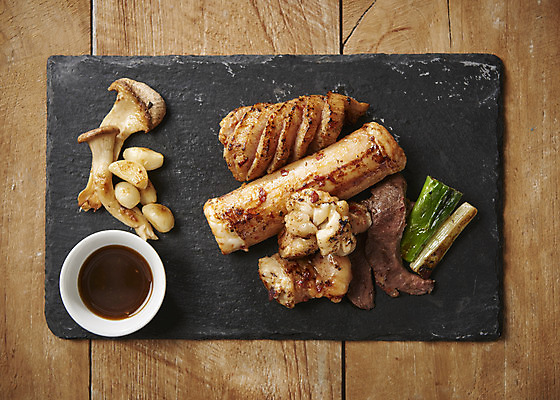 포토 JPG 스튜디오촬영 음식 실내 마늘 사람없음 하이앵글 버섯 다양 구이 안주 간장 기호식품 곱창 대파 대창구이 막창구이 모듬 양념곱창 특수부위 플랫레이 나무배경 국내포토 뷰포인트 다수 백그라운드 채소 육류 내부 양념 플랫 파 부위 막창 대창 파일형식