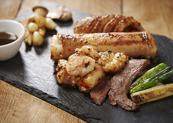 포토 JPG 스튜디오촬영 음식 실내 마늘 근접촬영 사람없음 버섯 다양 구이 안주 간장 기호식품 곱창 대파 대창구이 막창구이 모듬 양념곱창 특수부위 국내포토 뷰포인트 다수 채소 육류 내부 양념 파 부위 막창 대창 파일형식