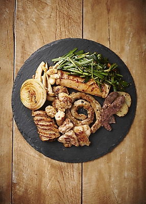 포토 JPG 스튜디오촬영 음식 양파 감자 실내 마늘 사람없음 하이앵글 버섯 다양 안주 기호식품 부추 곱창 대창구이 막창구이 모듬 양념곱창 특수부위 플랫레이 나무배경 국내포토 뷰포인트 다수 백그라운드 채소 육류 내부 플랫 구이 부위 막창 대창 파일형식