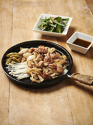 포토 JPG 스튜디오촬영 음식 실내 사람없음 프라이팬 안주 볶음 간장 기호식품 부추 곱창 막창 특수부위 국내포토 채소 주방용품 육류 내부 양념 부위 파일형식