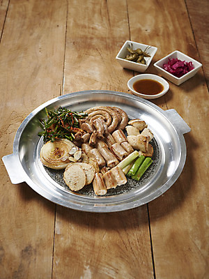 포토 JPG 스튜디오촬영 음식 양파 감자 실내 사람없음 버섯 다양 안주 간장 기호식품 부추 곱창 대파 모듬 양념곱창 특수부위 나무배경 국내포토 다수 백그라운드 채소 육류 내부 양념 파 부위 파일형식