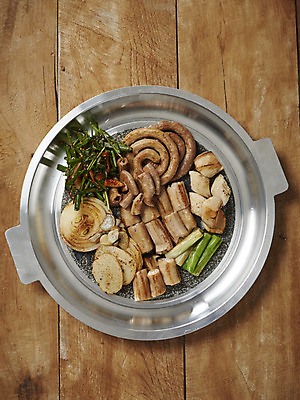 포토 JPG 스튜디오촬영 음식 양파 감자 실내 사람없음 하이앵글 버섯 다양 안주 기호식품 부추 곱창 대파 모듬 양념곱창 특수부위 플랫레이 나무배경 국내포토 뷰포인트 다수 백그라운드 채소 육류 내부 플랫 파 부위 파일형식