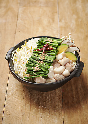 포토 JPG 스튜디오촬영 음식 고추 호박 실내 사람없음 버섯 안주 기호식품 전골 부추 곱창 대창 숙주나물 전골냄비 특수부위 모츠나베 나무배경 국내포토 백그라운드 채소 육류 내부 냄비 나물 부위 나베 파일형식