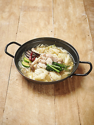 포토 JPG 스튜디오촬영 음식 실내 사람없음 냄비 안주 기호식품 전골 곱창 대창 특수부위 모츠나베 나무배경 국내포토 백그라운드 육류 내부 솥 부위 나베 파일형식