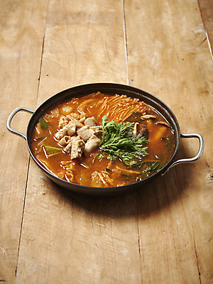 포토 JPG 스튜디오촬영 음식 실내 요리 사람없음 냄비 안주 기호식품 국물 곱창 곱창전골 특수부위 나무배경 국내포토 백그라운드 육류 내부 솥 전골 부위 파일형식