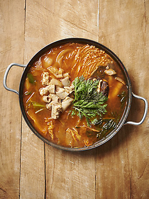 포토 JPG 스튜디오촬영 음식 실내 사람없음 하이앵글 냄비 안주 기호식품 국물 쑥갓 곱창 곱창전골 특수부위 플랫레이 나무배경 국내포토 뷰포인트 백그라운드 채소 육류 내부 플랫 솥 전골 부위 파일형식